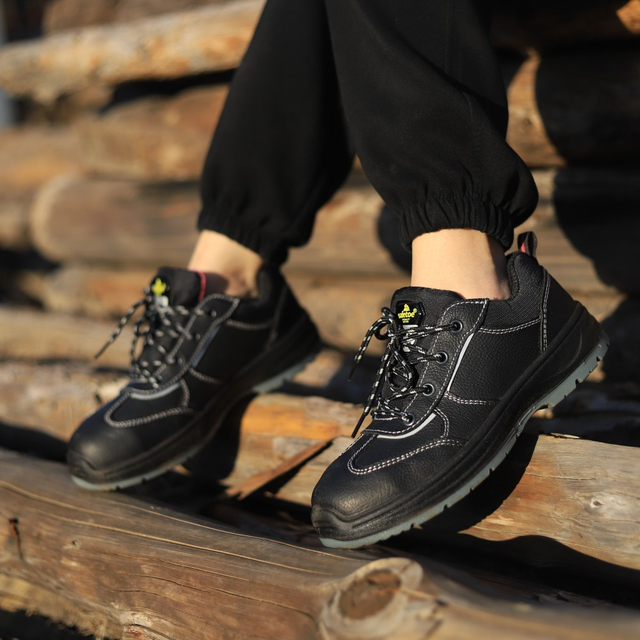 Sepatu keselamatan wanita kulit hitam