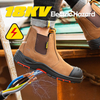 Tergelincir pada sepatu bot karet baja isolasi listrik.